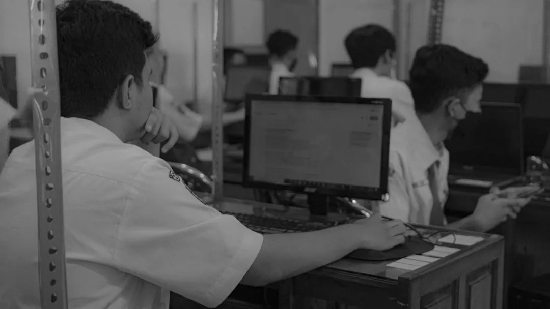 威县中小企业网站建设方案对比：模板建站与定制开发优劣势分析