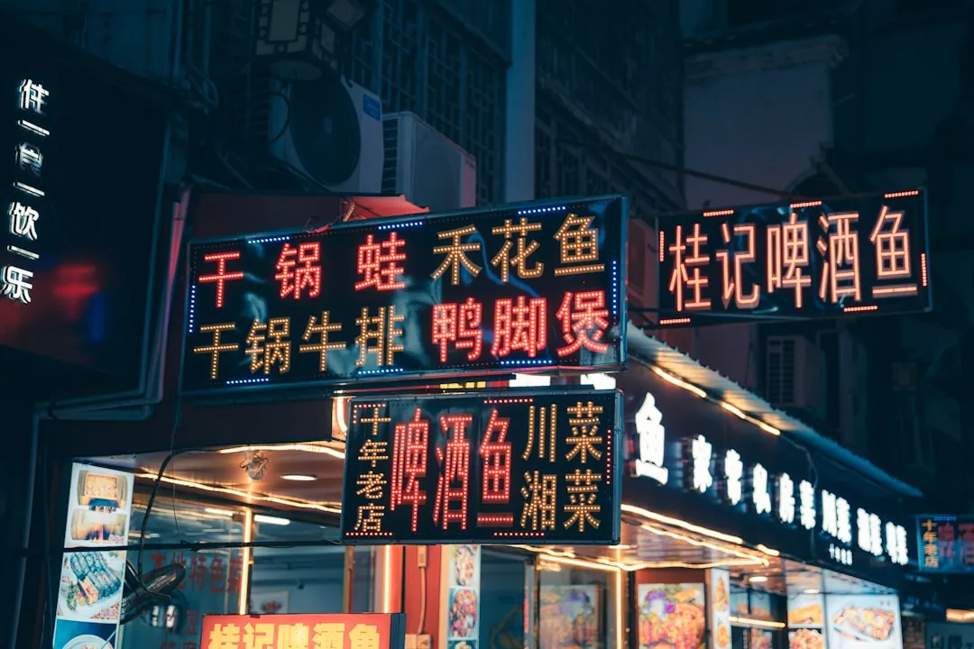 2025年网站建设技术趋势：自适应布局与小程序融合方案